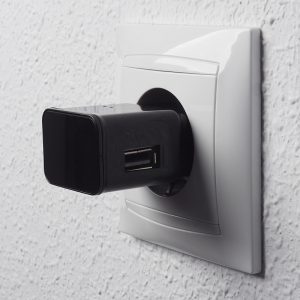 Cargador de móvil con cámara oculta wifi